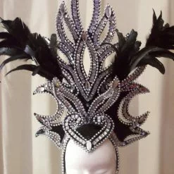 Casque Noir Et Argent Plumes De Coq Noir