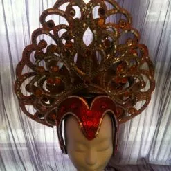 Casque Rouge Et Or Avec Embouts Pour Plumes à L'arriere